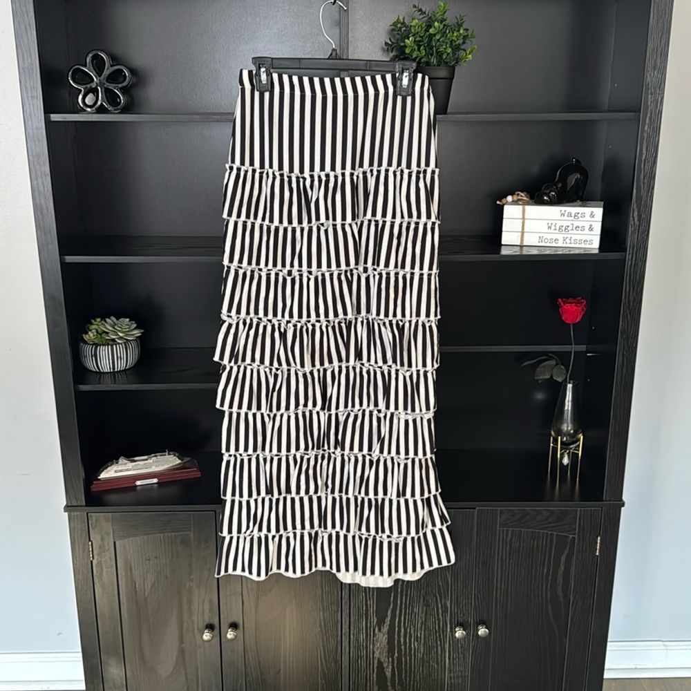 Black and white Ruffle Skirt.🤍🖤